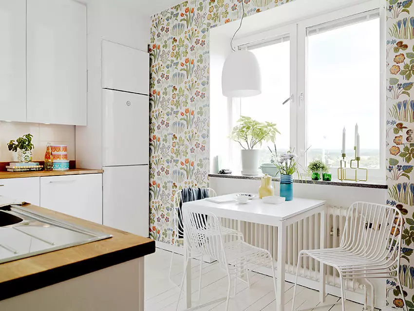 Wallpaper untuk dapur putih (43 foto): Wallpaper apa yang cocok untuk headset dapur ringan? Bagaimana cara mengambilnya? Opsi interior 21112_17