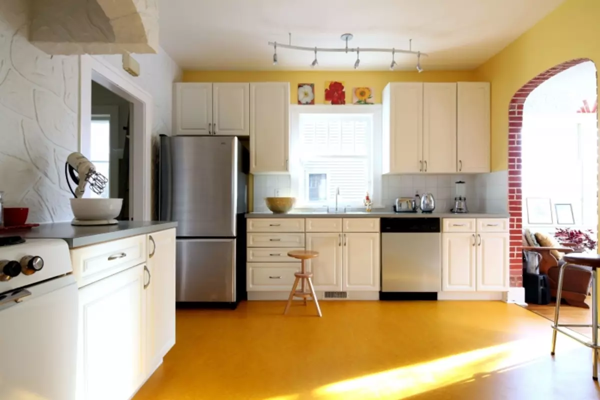 Fondo para cociña branca (43 fotos): Que fondos de pantalla son axeitados para auriculares cociña luz? Como pegalos? opcións de interior 21112_25
