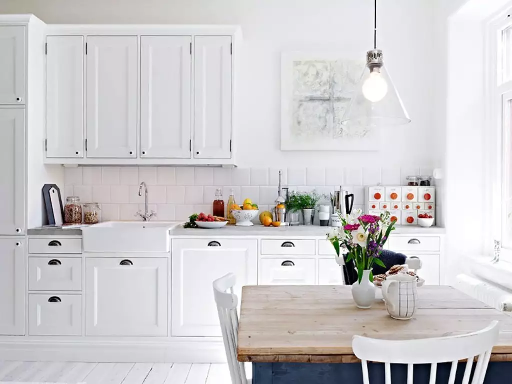 Baltos virtuvės tapetai (43 nuotraukos): Kokie tapetai tinka šviesos virtuvės ausinėms? Kaip juos pasiimti? Interjero galimybės 21112_27