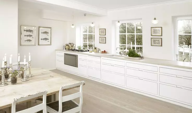 Download wallpaper per cucina bianca (43 foto): Quali sfondi sono adatti per cuffie da cucina leggera? Come prenderli? Opzioni interne 21112_30