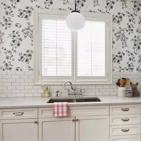 Fons de Pantalla de cuina (102 fotos): cuina disseny de el paper pintat per parets de la cuina a l'apartament, força brillant, brillant i altres opcions de paper tapís a l'interior 21113_100