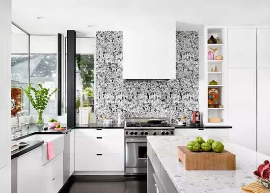 Hình nền cho nhà bếp (102 ảnh): Thiết kế hình nền nhà bếp cho tường bếp trong căn hộ, đẹp sáng, sáng và các tùy chọn hình nền khác trong nội thất 21113_17