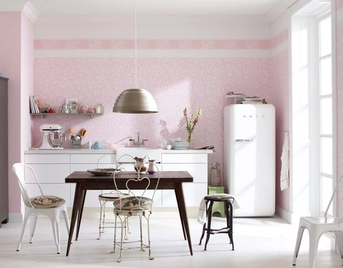 Fons de Pantalla de cuina (102 fotos): cuina disseny de el paper pintat per parets de la cuina a l'apartament, força brillant, brillant i altres opcions de paper tapís a l'interior 21113_30