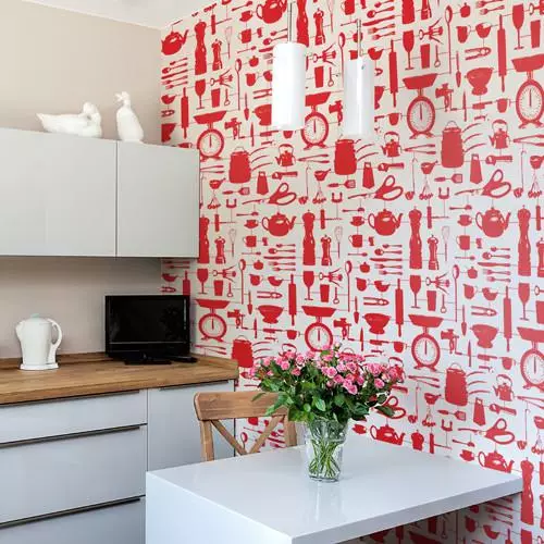 स्वयंपिन (102 फोटो): अपार्टमेंटमध्ये स्वयंपाकघर भिंतींसाठी स्वयंपाकघर वॉलपेपर डिझाइन, सुंदर उज्ज्वल, तेजस्वी आणि इतर वॉलपेपर पर्याय 21113_44