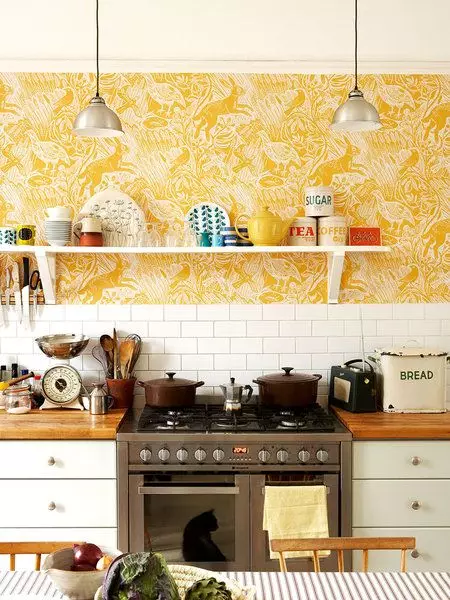 स्वयंपिन (102 फोटो): अपार्टमेंटमध्ये स्वयंपाकघर भिंतींसाठी स्वयंपाकघर वॉलपेपर डिझाइन, सुंदर उज्ज्वल, तेजस्वी आणि इतर वॉलपेपर पर्याय 21113_56