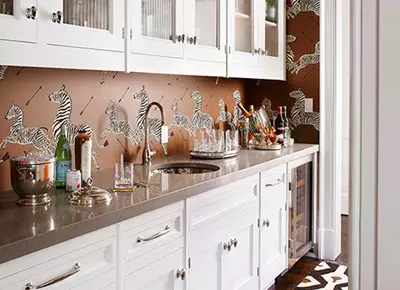 Virtuvės tapetai (102 nuotraukos): virtuvės tapetų dizainas virtuvės sienoms bute, gražiose šviesios, ryškios ir kitos tapetų parinktys interjere 21113_88