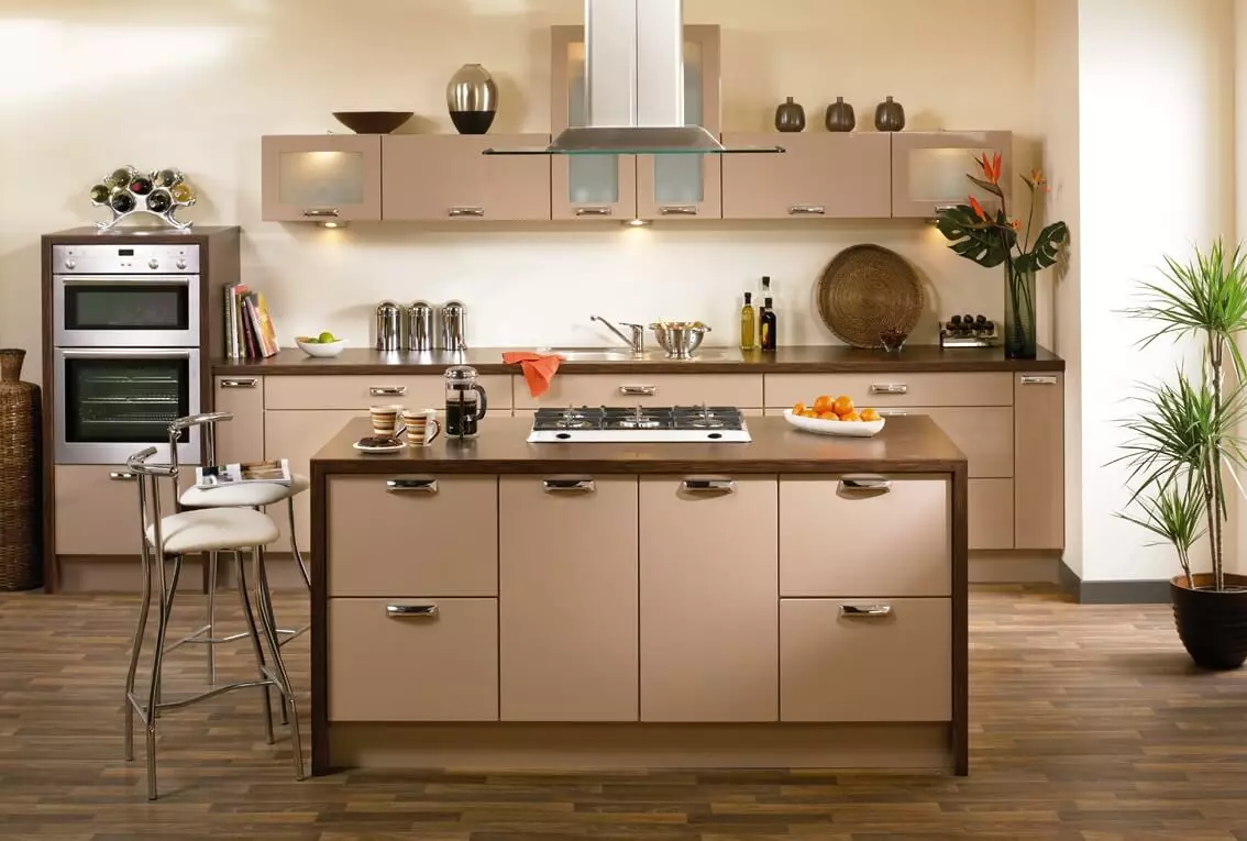 Beige-Brown Kitchen (48 foto's): ontwerp en selectie van keuken headset in chocolade-beige kleuren, voorbeelden in het interieur 21119_27
