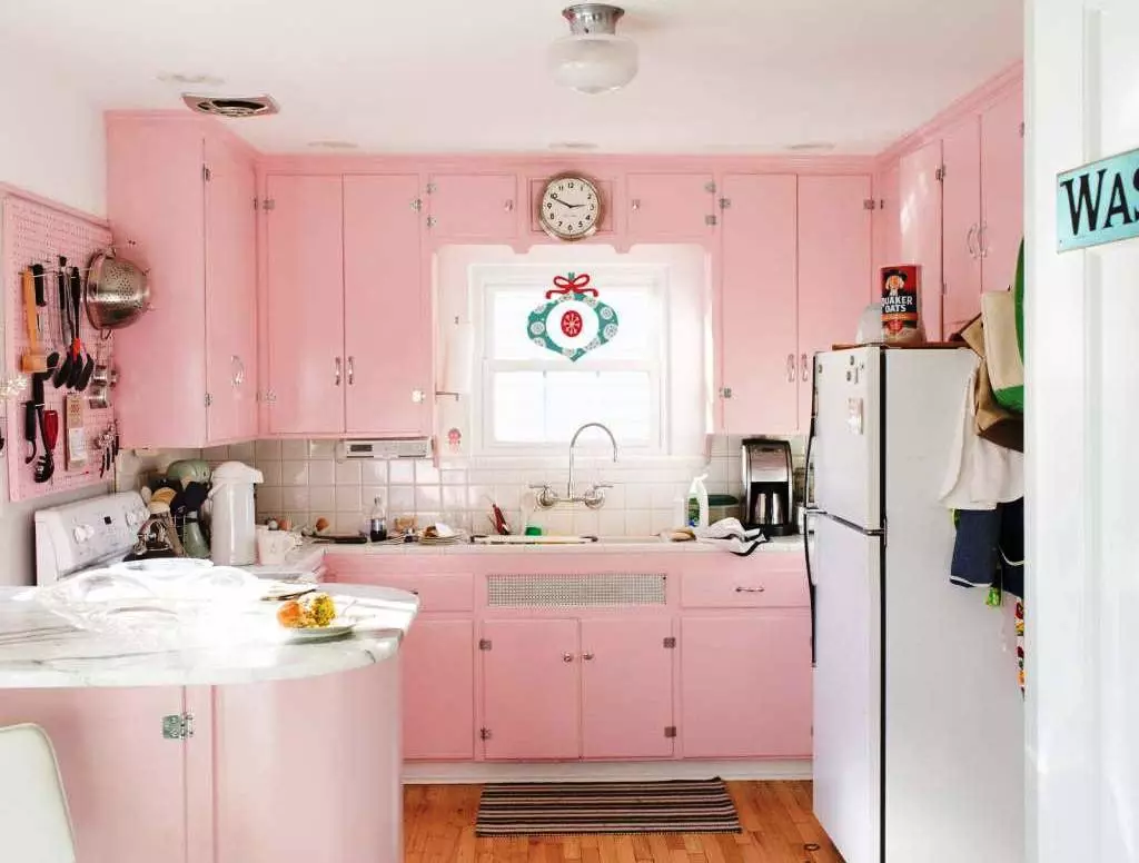 Rožinės virtuvės (87 nuotraukos): pasirinkite virtuvės ausines į serono ir baltos spalvos spalvą interjere. Kokiomis spalvomis pasirinkti tapetai ant sienų? 21121_10