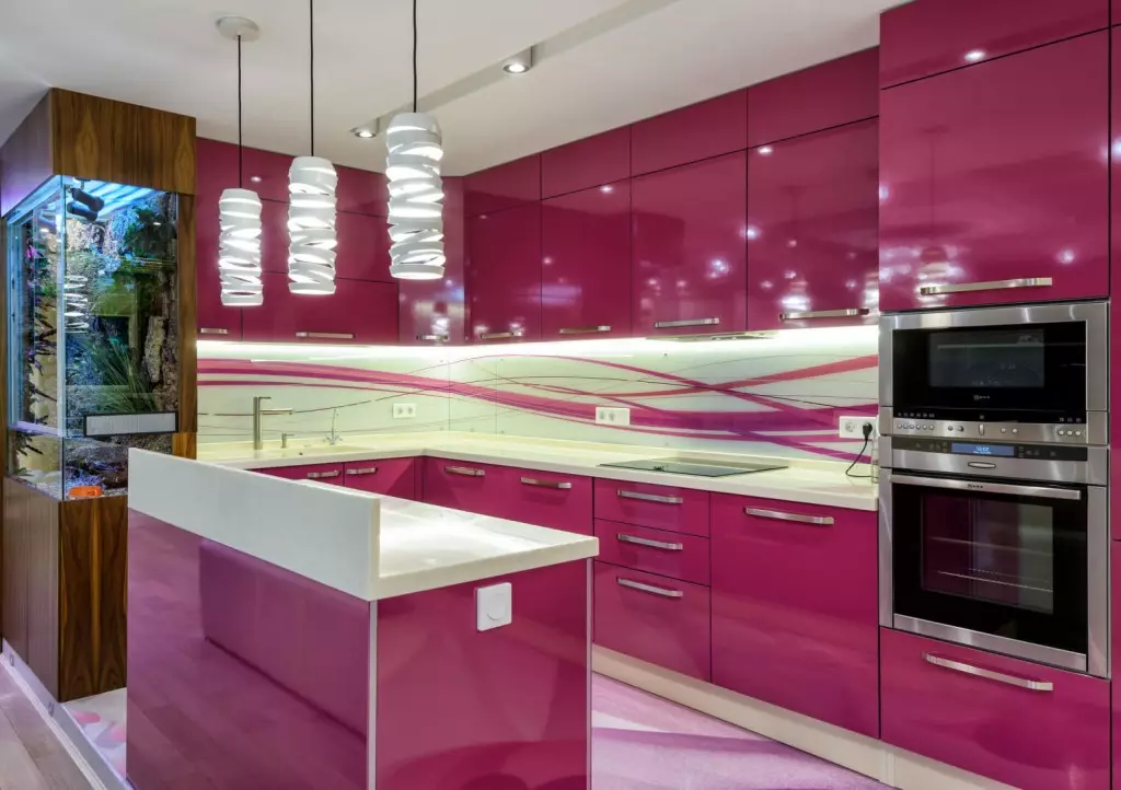 Pink Kuhinje (87 fotografij): Izberite kuhinjske slušalke v seron in belo-roza barvo v notranjosti. V katerih barvah, da izberejo ozadje na stenah? 21121_11