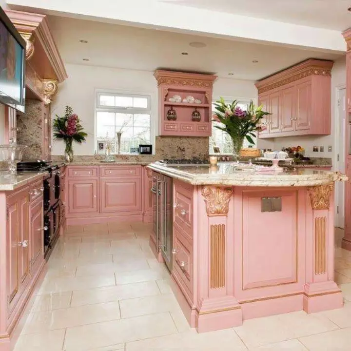 Pink Kitchens (87 photos): a headset mitbaxê li Seron û rengê spî-pink di hundir de hilbijêre. In ku colors to hilbijêre wallpaper li ser dîwarên? 21121_12