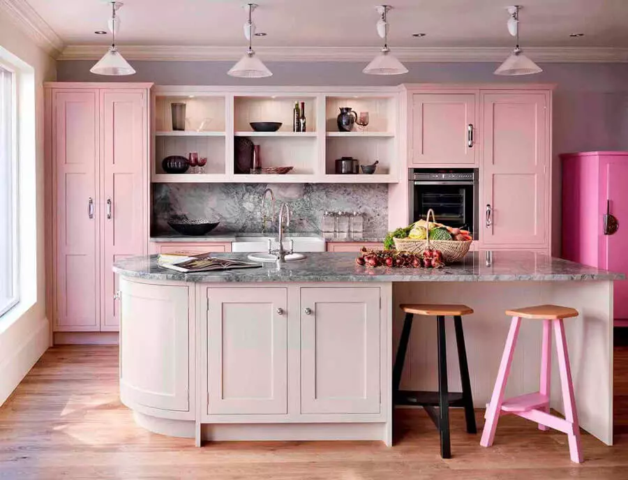 Nhà bếp màu hồng (87 ảnh): Chọn một tai nghe nhà bếp trong màu sắc Seron và màu trắng hồng trong nội thất. Trong màu nào để chọn hình nền trên tường? 21121_13