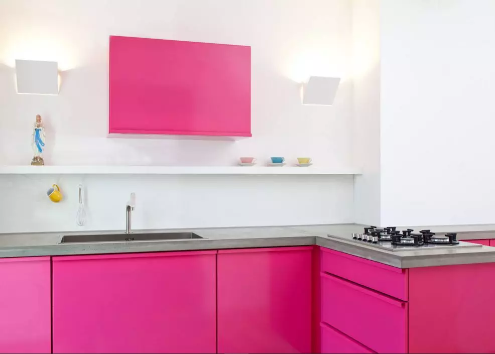 Rosa kök (87 foton): Välj ett kökshuvud i seron och vitrosa färg i inredningen. I vilka färger väljer du tapeter på väggarna? 21121_15