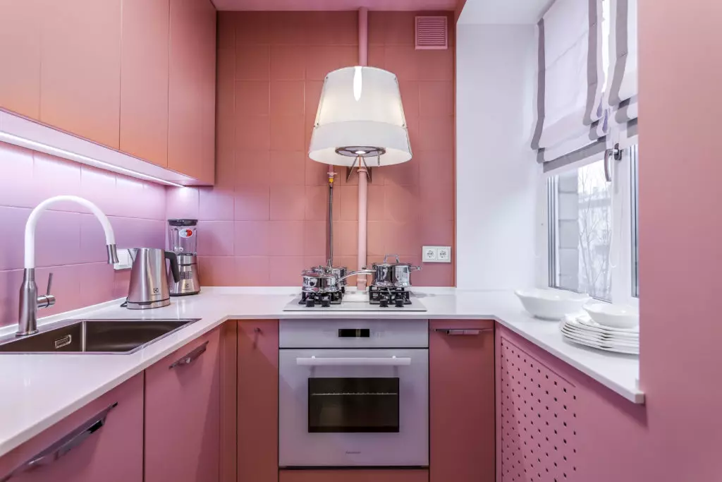 Rožinės virtuvės (87 nuotraukos): pasirinkite virtuvės ausines į serono ir baltos spalvos spalvą interjere. Kokiomis spalvomis pasirinkti tapetai ant sienų? 21121_18