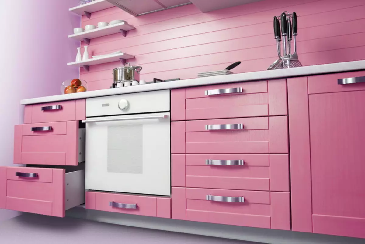 Rožinės virtuvės (87 nuotraukos): pasirinkite virtuvės ausines į serono ir baltos spalvos spalvą interjere. Kokiomis spalvomis pasirinkti tapetai ant sienų? 21121_24