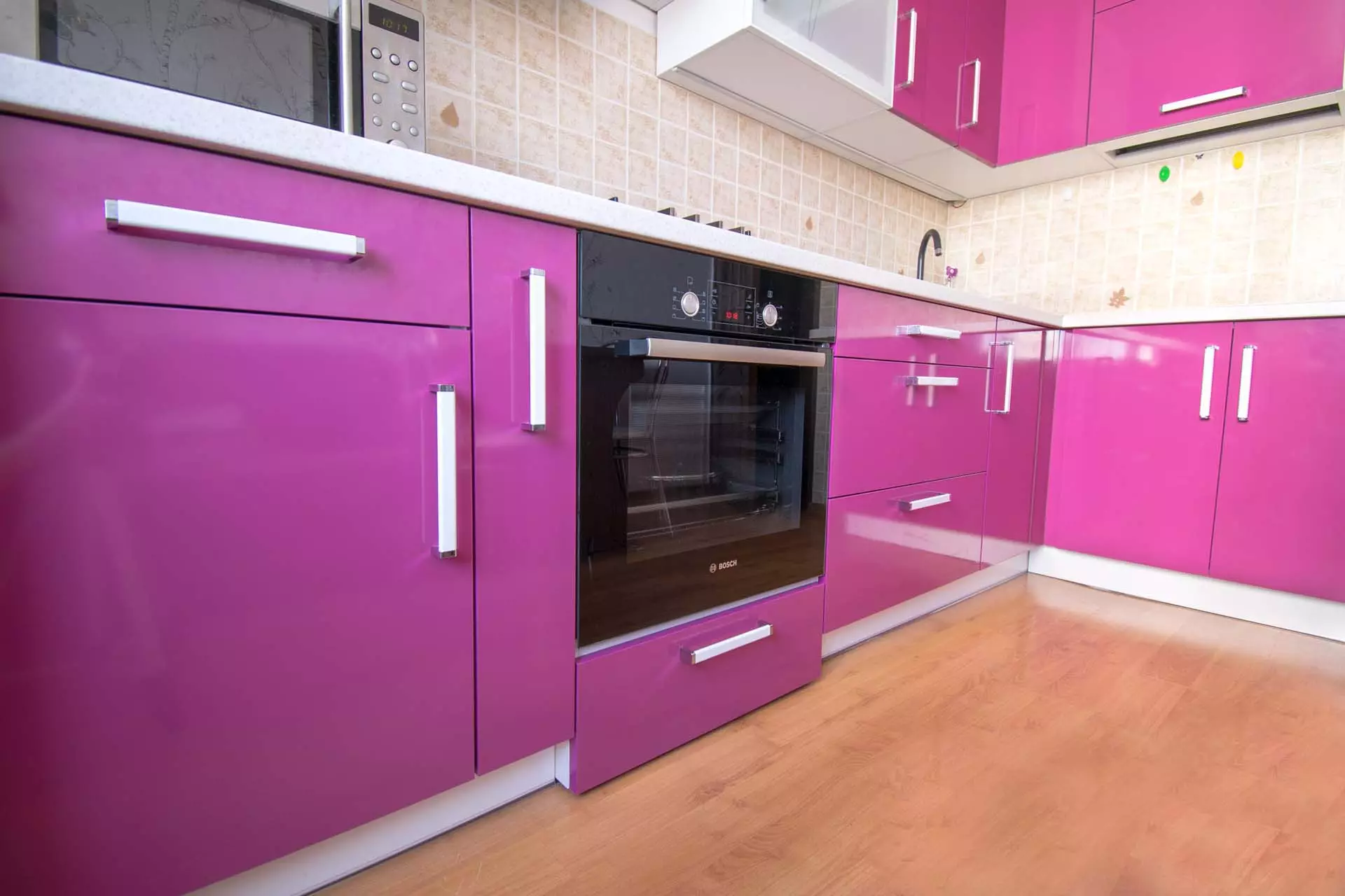 Roze keukens (87 foto's): Kies een keukenhoofdtelefoon in Seron en witroze kleur in het interieur. In welke kleuren om behang op de muren te kiezen? 21121_25