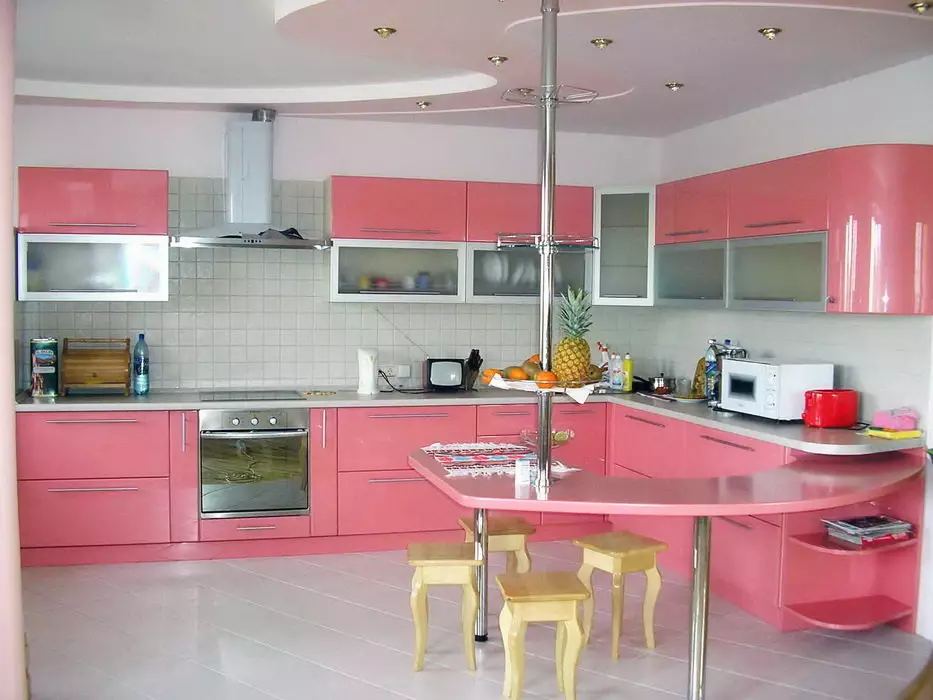 Vaaleanpunaiset keittiöt (87 kuvaa): Valitse seronin ja valkoisen vaaleanpunaisen värin keittiön kuuloke. Missä väreissä valita taustakuva seinillä? 21121_27