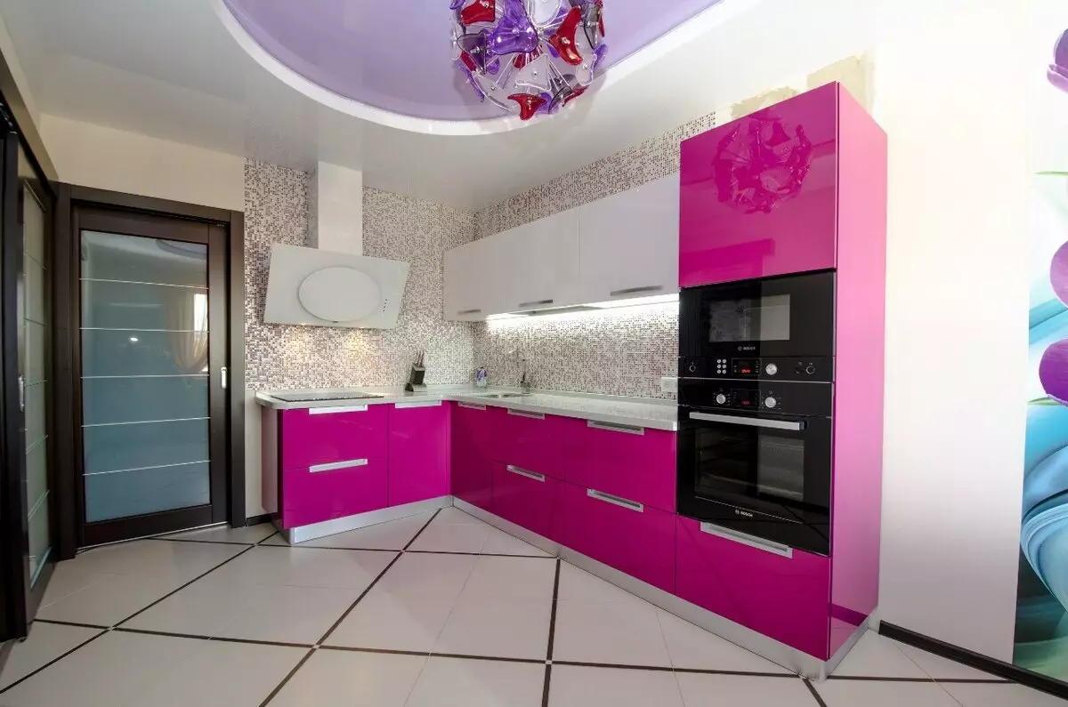 Nhà bếp màu hồng (87 ảnh): Chọn một tai nghe nhà bếp trong màu sắc Seron và màu trắng hồng trong nội thất. Trong màu nào để chọn hình nền trên tường? 21121_29