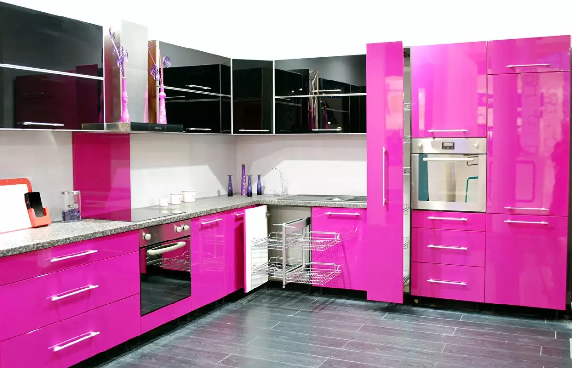 Ружичасте кухиње (87 фотографија): Изаберите кухињске слушалице у серону и бело-ружичастој боји у унутрашњости. У којим бојама да одаберете позадине на зидовима? 21121_33