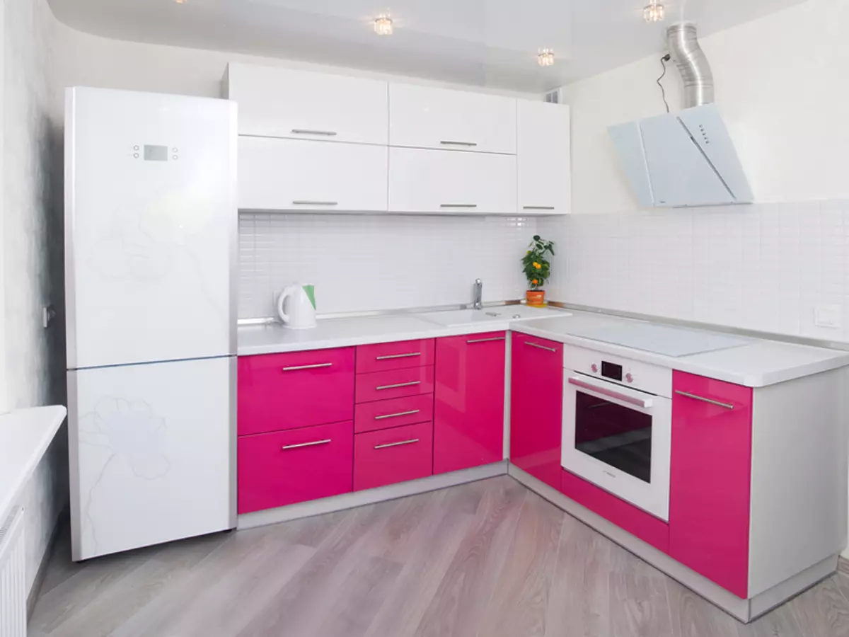 Nhà bếp màu hồng (87 ảnh): Chọn một tai nghe nhà bếp trong màu sắc Seron và màu trắng hồng trong nội thất. Trong màu nào để chọn hình nền trên tường? 21121_36