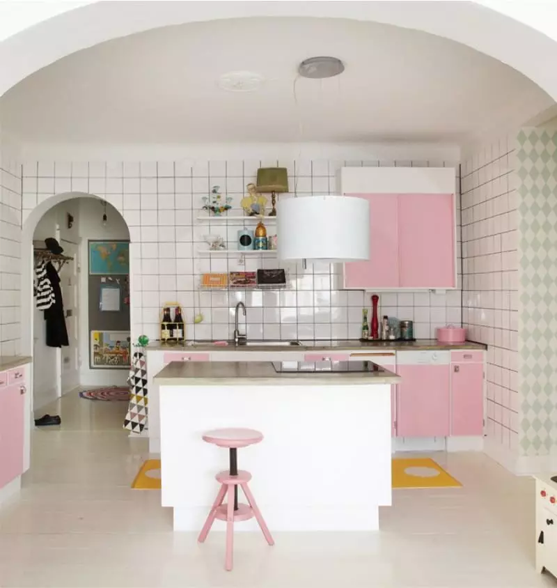 Pink Kuhinje (87 fotografij): Izberite kuhinjske slušalke v seron in belo-roza barvo v notranjosti. V katerih barvah, da izberejo ozadje na stenah? 21121_37