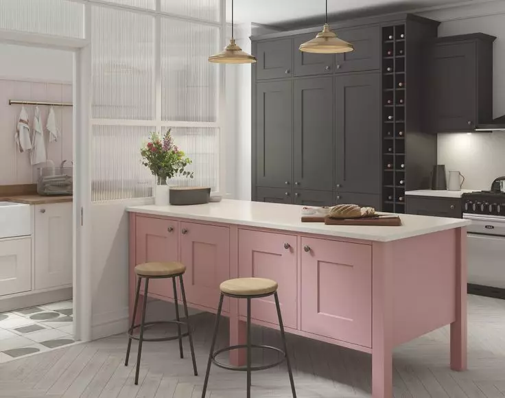 ვარდისფერი სამზარეულოები (87 ფოტო): აირჩიეთ სამზარეულოს ყურსასმენი Seron და თეთრი ვარდისფერი ფერის ინტერიერში. რომელი ფერები უნდა აირჩიოს ფონი კედლები? 21121_39