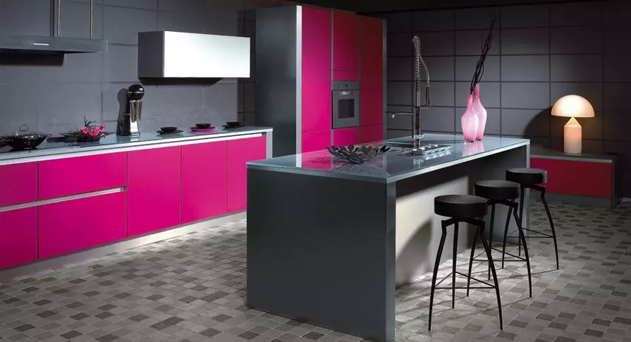Ружичасте кухиње (87 фотографија): Изаберите кухињске слушалице у серону и бело-ружичастој боји у унутрашњости. У којим бојама да одаберете позадине на зидовима? 21121_40