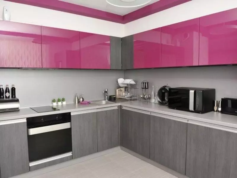 Pink Kuhinje (87 fotografij): Izberite kuhinjske slušalke v seron in belo-roza barvo v notranjosti. V katerih barvah, da izberejo ozadje na stenah? 21121_41