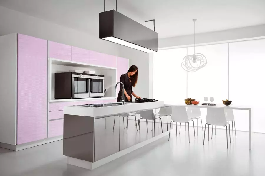 Pembe Mutfaklar (87 Fotoğraf): İç mekandaki seron ve beyaz pembe renkte bir mutfak kulaklık seçin. Hangi renklerde duvarlarda duvar kağıdını seçecek? 21121_42