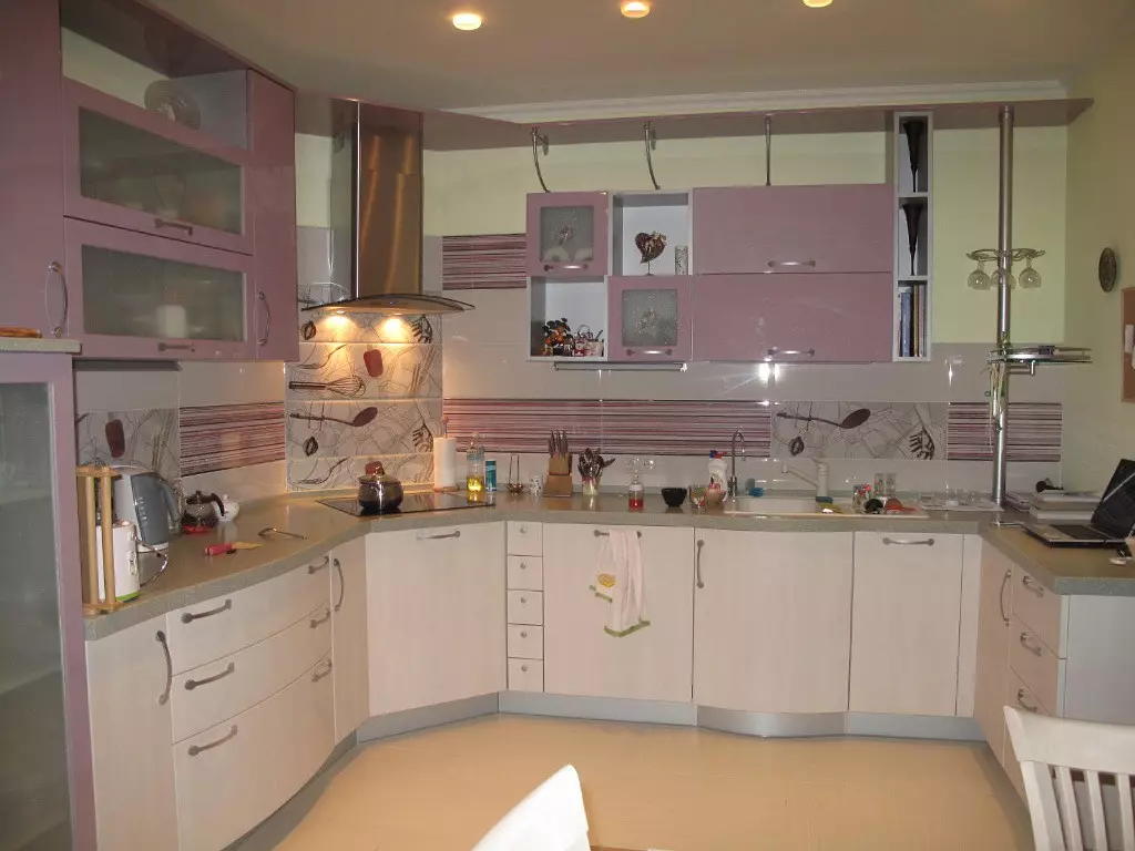 Cozinhas cor-de-rosa (87 fotos): Escolha um fone de ouvido de cozinha em seron e cor rosa-rosa no interior. Em quais cores para escolher papel de parede nas paredes? 21121_43