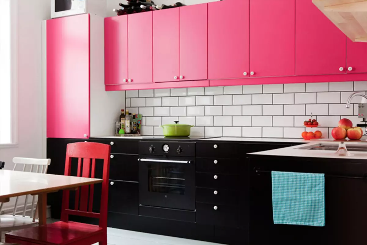 Pink Kitchens (87 photos): Choose a kitchen headset in seron and white-pink color in the interior. In which colors to choose wallpaper on the walls? 21121_45