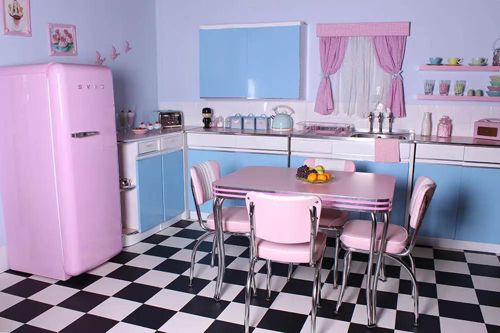 Pink Kuchnie (87 zdjęć): Wybierz zestaw słuchawkowy kuchennego w kolorze seronowym i białym różowym wnętrzu. W jakich kolorach wyboru tapety na ścianach? 21121_47