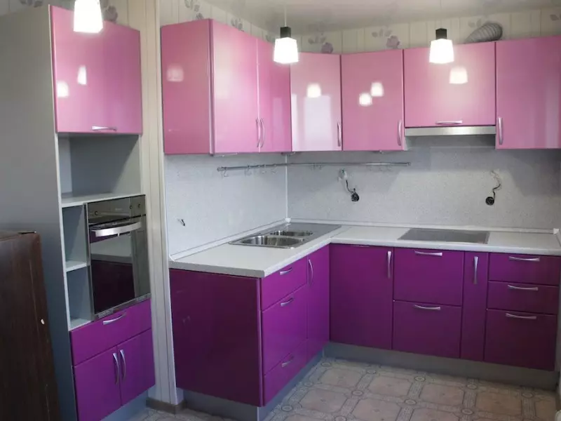 Vaaleanpunaiset keittiöt (87 kuvaa): Valitse seronin ja valkoisen vaaleanpunaisen värin keittiön kuuloke. Missä väreissä valita taustakuva seinillä? 21121_49