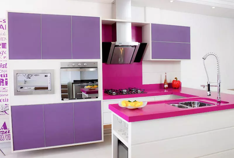 Cocinas rosadas (87 fotos): elija un auricular de la cocina en color de serro y rosa blanco en el interior. ¿En qué colores elegir papel tapiz en las paredes? 21121_51