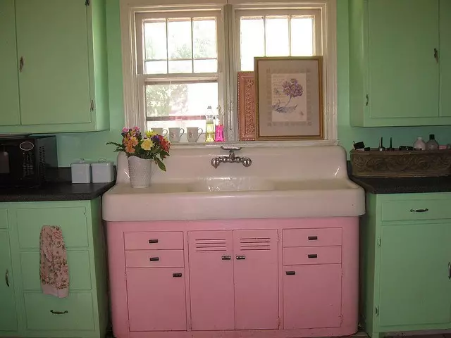 Dapur Pink (87 foto): Pilih alat dengar dapur dalam seron dan warna putih merah jambu di pedalaman. Di mana warna untuk memilih kertas dinding di dinding? 21121_54