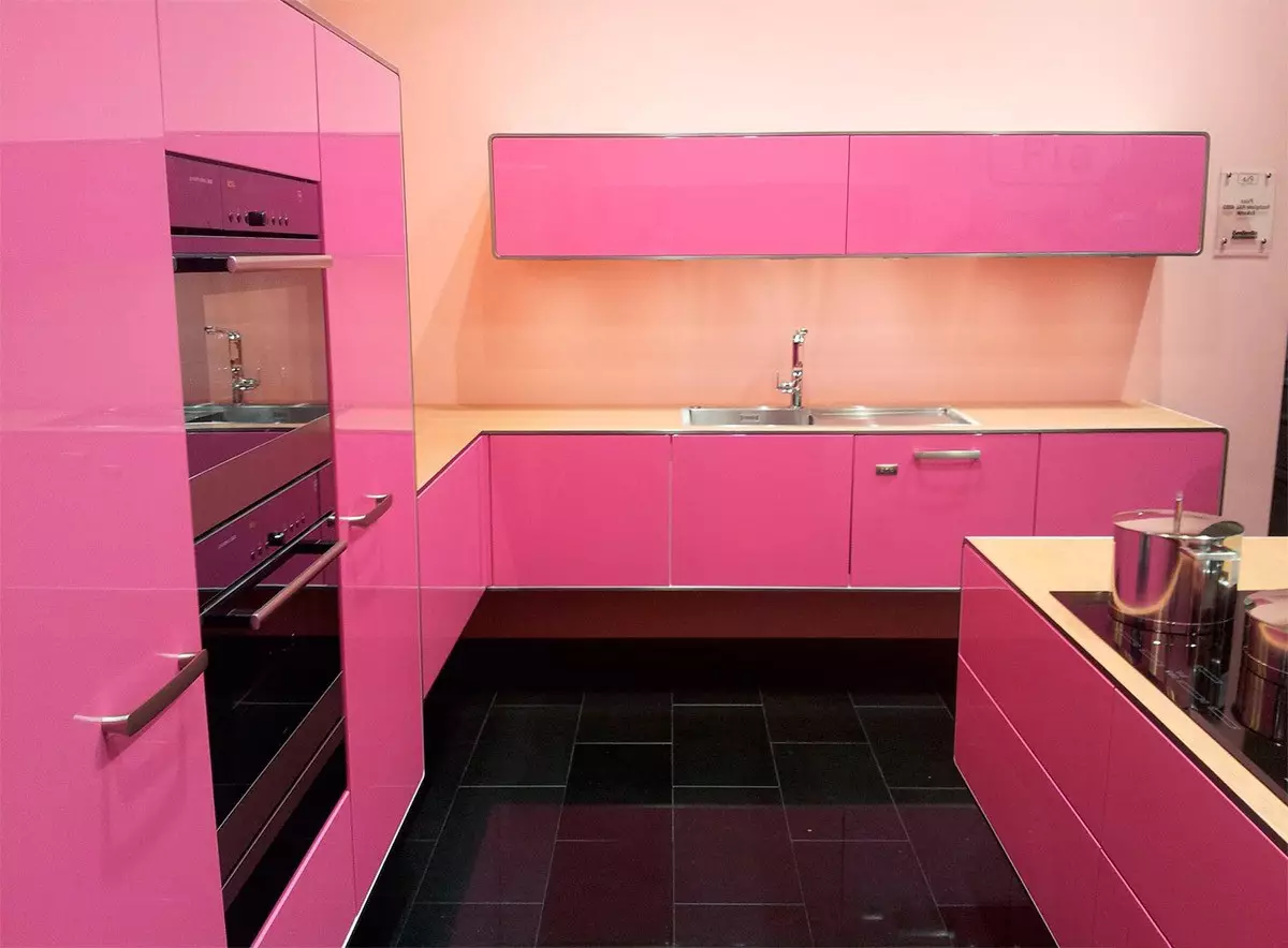 Vaaleanpunaiset keittiöt (87 kuvaa): Valitse seronin ja valkoisen vaaleanpunaisen värin keittiön kuuloke. Missä väreissä valita taustakuva seinillä? 21121_56