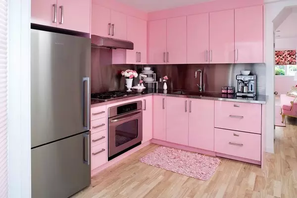 गुलाबी किचन (87 फोटो): इंटीरियरमध्ये सेरेन आणि पांढर्या-गुलाबी रंगात स्वयंपाकघर हेडसेट निवडा. भिंतीवर वॉलपेपर कोणते रंग निवडायचे? 21121_58