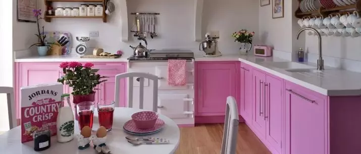 Rožinės virtuvės (87 nuotraukos): pasirinkite virtuvės ausines į serono ir baltos spalvos spalvą interjere. Kokiomis spalvomis pasirinkti tapetai ant sienų? 21121_6