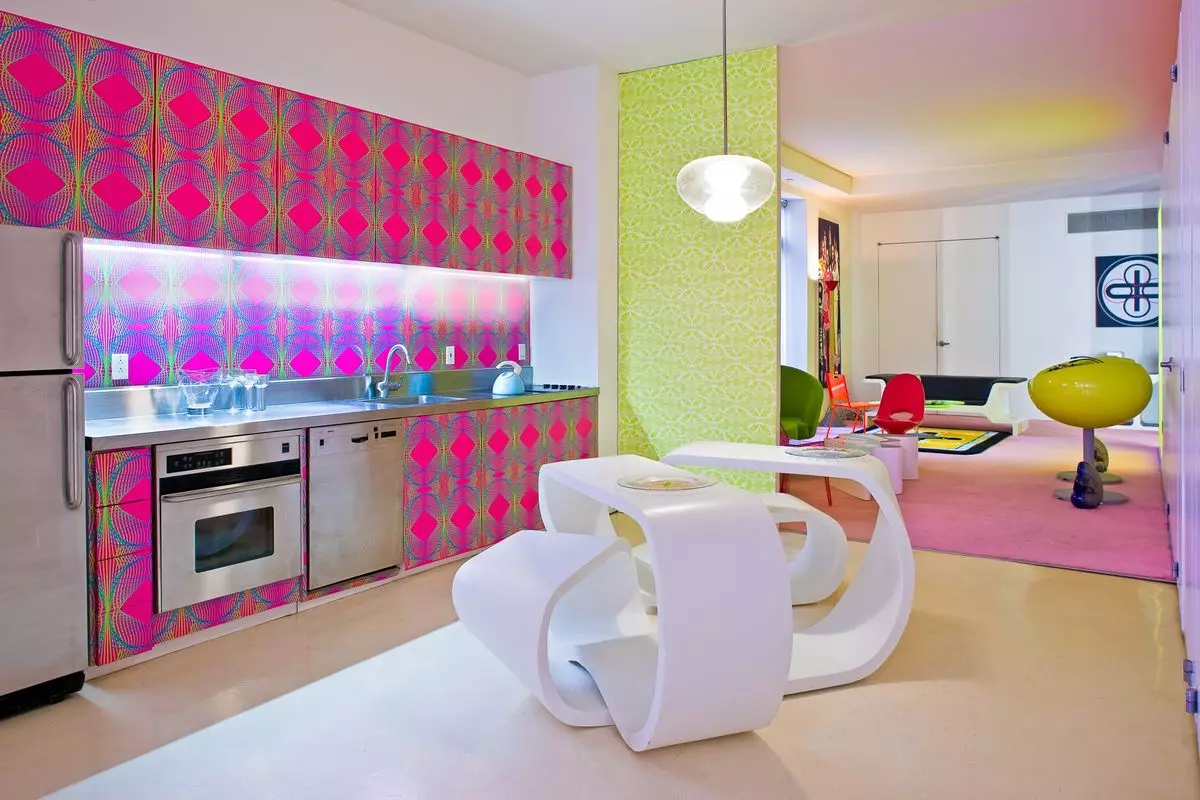Pink kuhinje (87 fotografija): Odaberite kuhinjske slušalice u seronu i bijelo-ružičastoj boji u unutrašnjosti. U kojim bojama odabrati pozadinu na zidovima? 21121_61