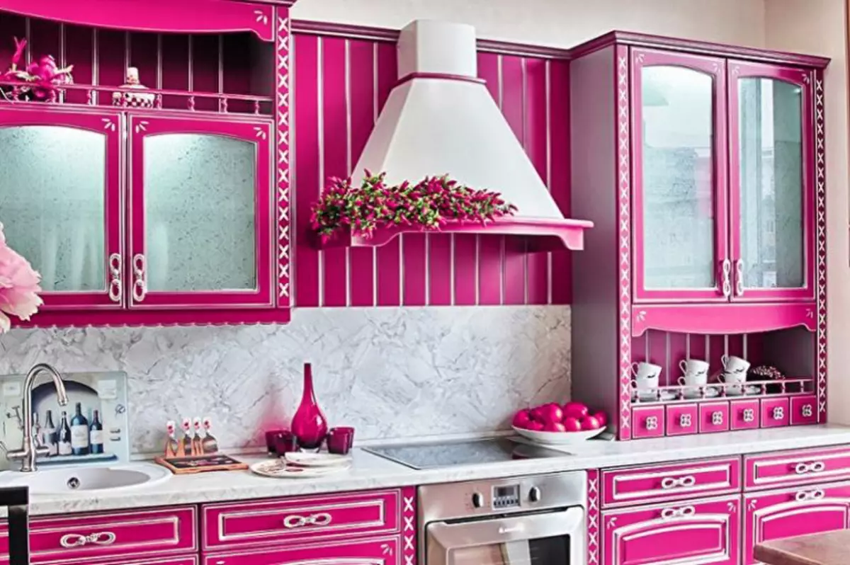 Bucătării roz (87 fotografii): Alegeți un set cu cască de bucătărie în seonul și culoarea alb-roz în interior. În ce culori să aleagă tapet pe pereți? 21121_69