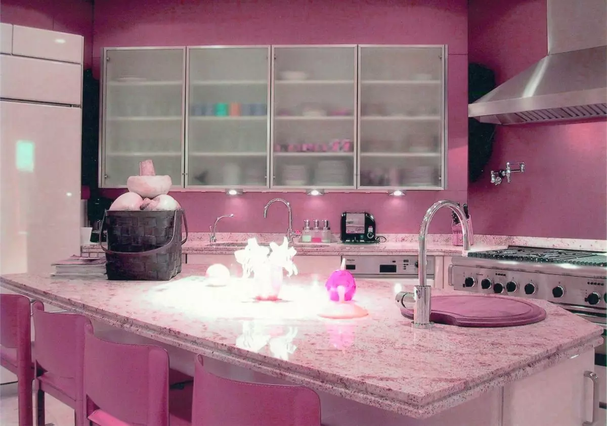 Pink Kuhinje (87 fotografij): Izberite kuhinjske slušalke v seron in belo-roza barvo v notranjosti. V katerih barvah, da izberejo ozadje na stenah? 21121_73