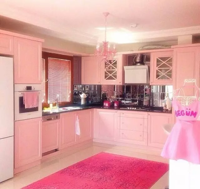 Cocinas rosadas (87 fotos): elija un auricular de la cocina en color de serro y rosa blanco en el interior. ¿En qué colores elegir papel tapiz en las paredes? 21121_74