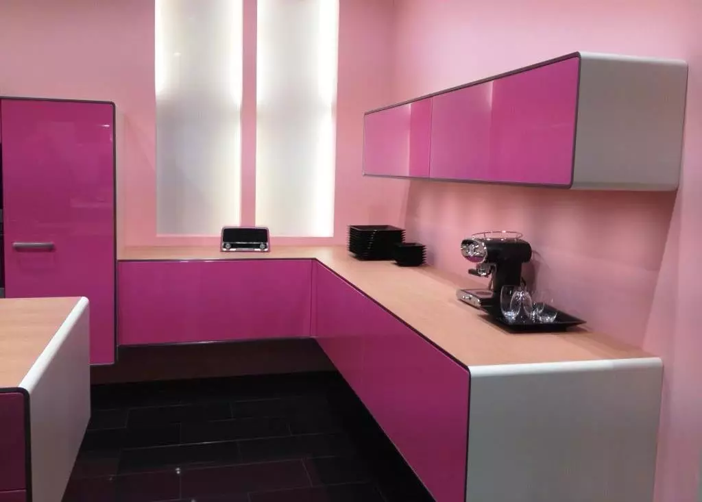 Vaaleanpunaiset keittiöt (87 kuvaa): Valitse seronin ja valkoisen vaaleanpunaisen värin keittiön kuuloke. Missä väreissä valita taustakuva seinillä? 21121_75