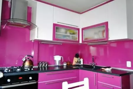 Pink Kuchnie (87 zdjęć): Wybierz zestaw słuchawkowy kuchennego w kolorze seronowym i białym różowym wnętrzu. W jakich kolorach wyboru tapety na ścianach? 21121_77