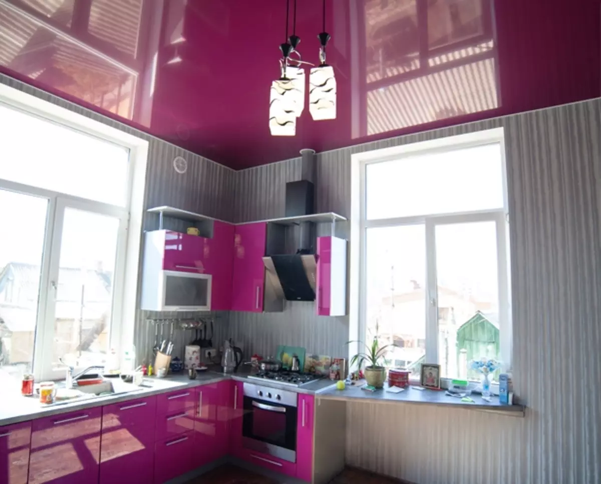 Pink Kuhinje (87 fotografij): Izberite kuhinjske slušalke v seron in belo-roza barvo v notranjosti. V katerih barvah, da izberejo ozadje na stenah? 21121_81