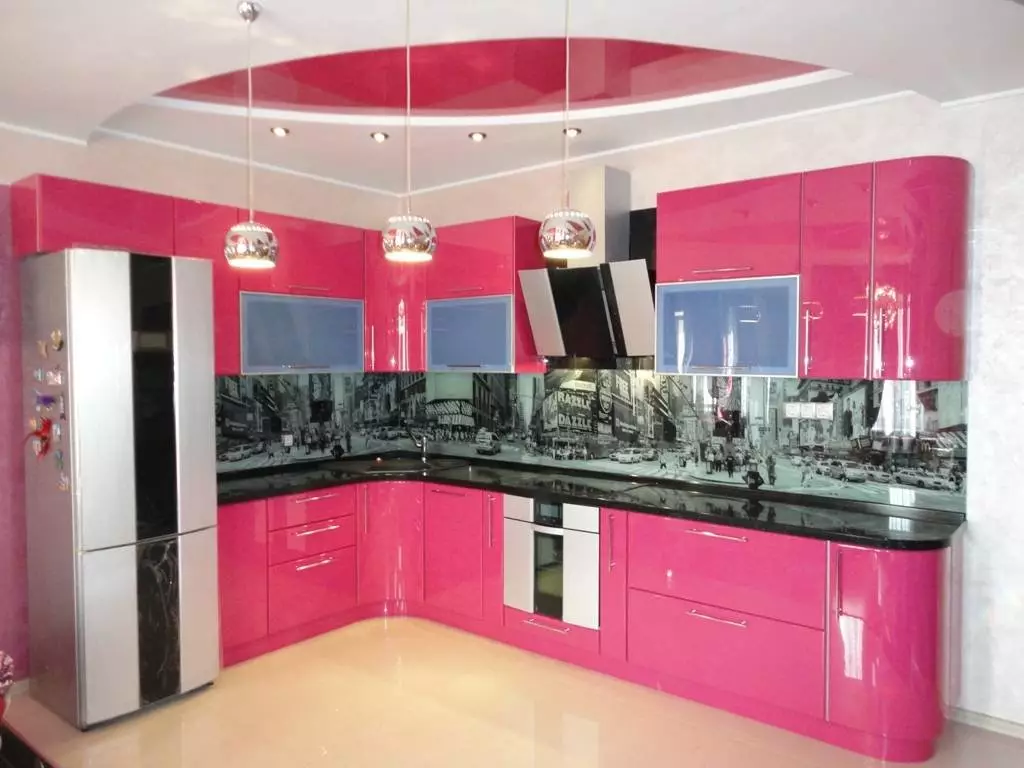 Pink Kuhinje (87 fotografij): Izberite kuhinjske slušalke v seron in belo-roza barvo v notranjosti. V katerih barvah, da izberejo ozadje na stenah? 21121_82