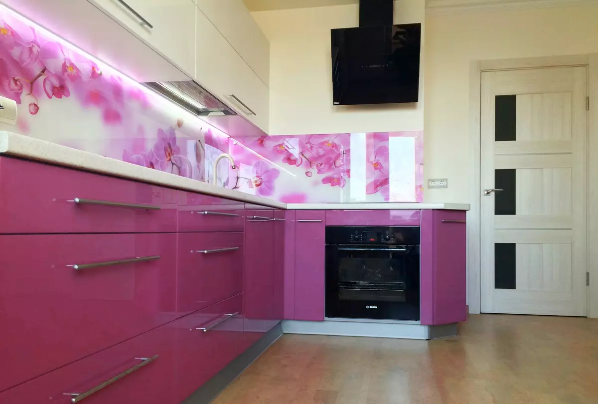 Rožinės virtuvės (87 nuotraukos): pasirinkite virtuvės ausines į serono ir baltos spalvos spalvą interjere. Kokiomis spalvomis pasirinkti tapetai ant sienų? 21121_83