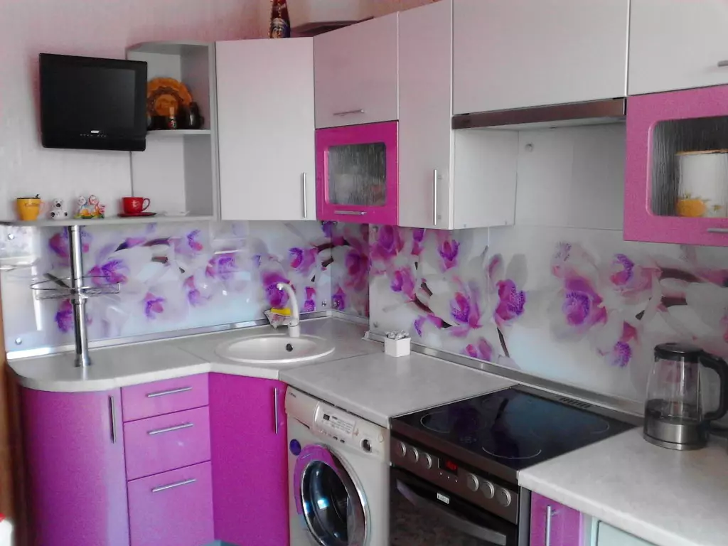 Nhà bếp màu hồng (87 ảnh): Chọn một tai nghe nhà bếp trong màu sắc Seron và màu trắng hồng trong nội thất. Trong màu nào để chọn hình nền trên tường? 21121_84