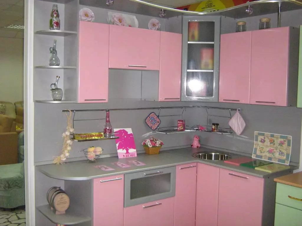 Bucătării roz (87 fotografii): Alegeți un set cu cască de bucătărie în seonul și culoarea alb-roz în interior. În ce culori să aleagă tapet pe pereți? 21121_86