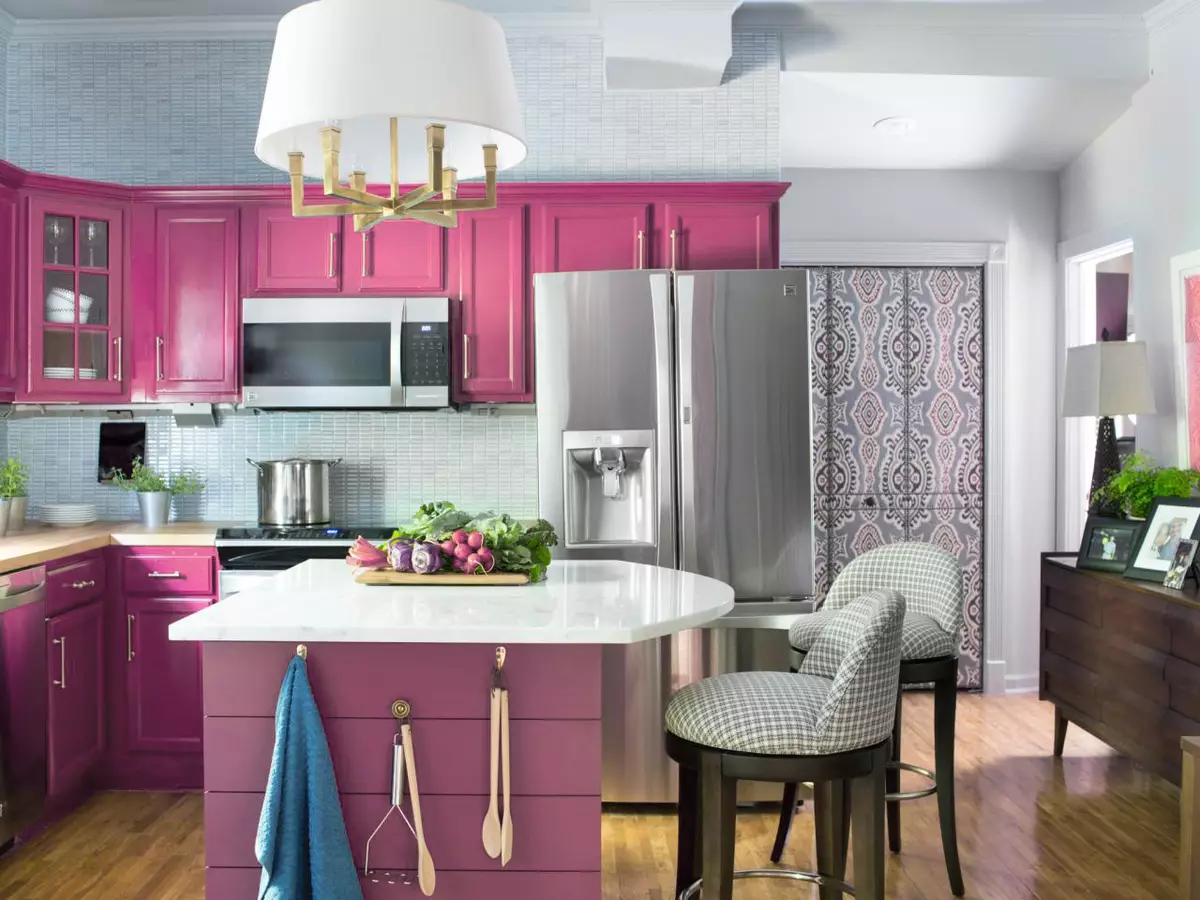 Pink Kuchnie (87 zdjęć): Wybierz zestaw słuchawkowy kuchennego w kolorze seronowym i białym różowym wnętrzu. W jakich kolorach wyboru tapety na ścianach? 21121_9