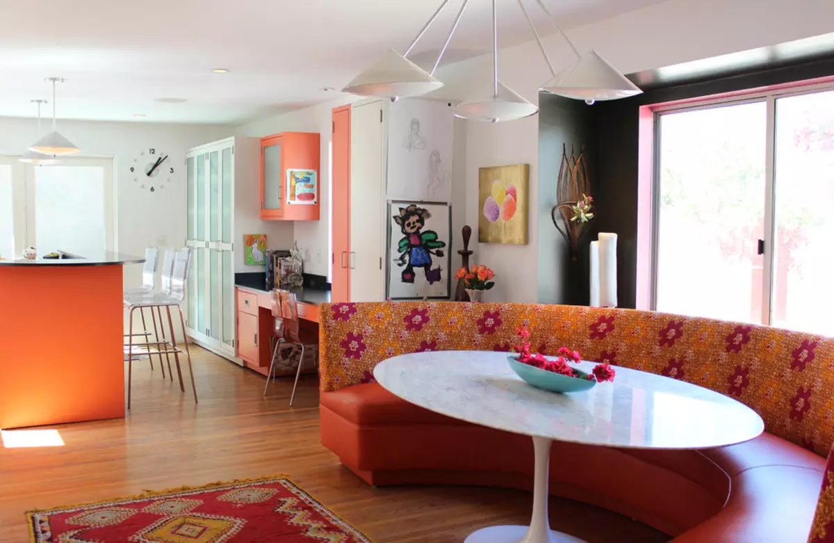 Boje sofe u kuhinji (44 fotografija): bijela i ljubičasta, zelena i crvena, narančasta i nijanse sive boje kuhinjskih sofe ugaone i ravan tip 21123_9